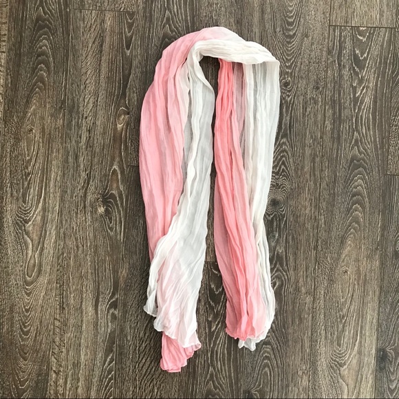 Accessories - 💥4/$25💥 Lightweight Ombré Pink Scarf